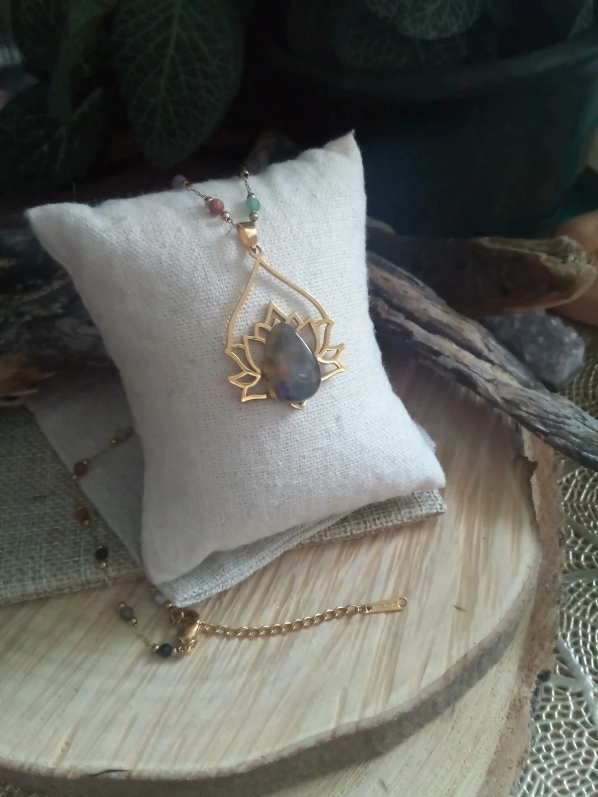 Collier fleur de lotus et multiples pierres semi précieuses – photo 5